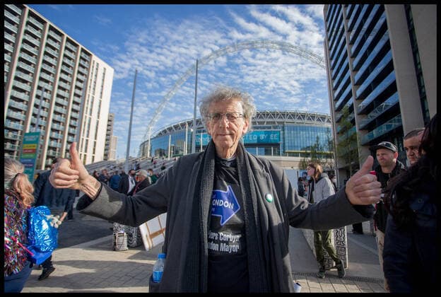 . 18 04 2021. London, United Kingdom. Piers Corbyn Covid Protest. Piers Corbyn holds anti vaccine covid 19 rules protest outside Wembley Stadium before the FA Cup Semi Final between Leicester City & Southampton.  xMartynxWheatleyx xi-Imagesx IIM-22130-0001