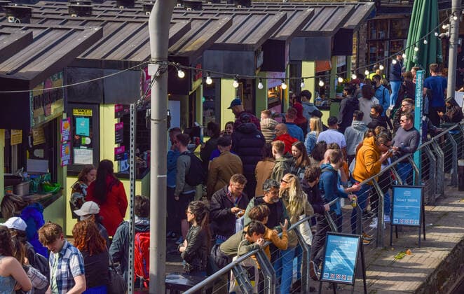 April 18, 2021, London, United Kingdom: Crowded food stalls in Camden Market..People flocked outside over a busy weekend in London as lockdown rules are relaxed in England. London United Kingdom - ZUMAs197 20210418_zaa_s197_210 Copyright: xVukxValcicx