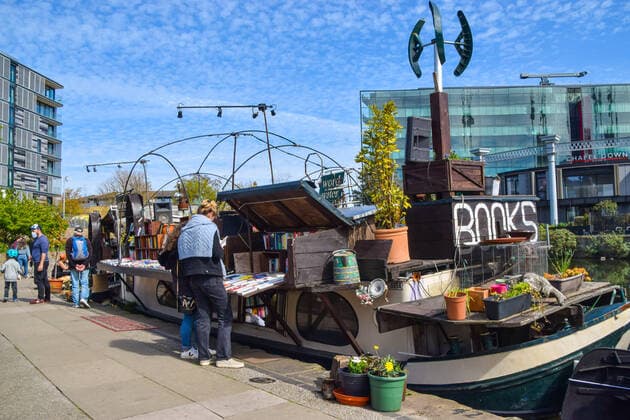 April 18, 2021, London, United Kingdom: Customers browse the books at the Word On The Water floating bookshop on Regent s Canal in King s Cross..People flocked outside over a busy weekend in London as lockdown rules are relaxed in England. London United Kingdom - ZUMAs197 20210418_zaa_s197_213 Copyright: xVukxValcicx