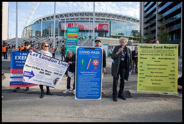 News Bilder des Tages . 18 04 2021. London, United Kingdom. Piers Corbyn Covid Protest. Piers Corbyn holds anti vaccine covid 19 rules protest outside Wembley Stadium before the FA Cup Semi Final between Leicester City & Southampton.  xMartynxWheatleyx xi-Imagesx IIM-22130-0010