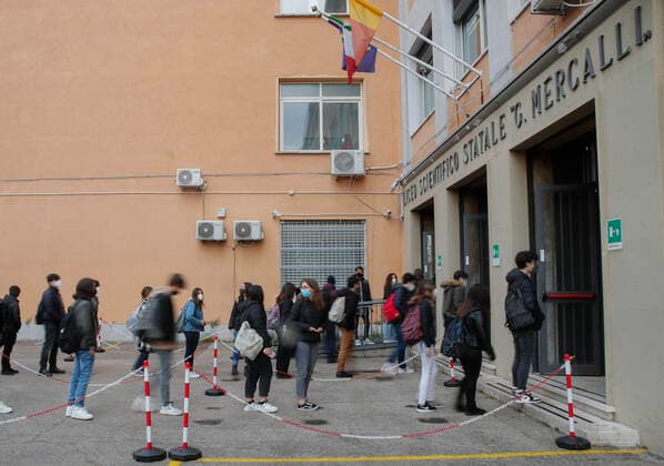 Naples, reopening of high schools after the closure caused by the spread of the COVID 19 coronavirus virus, students queuing for entry into the classroom.  Copyright: xSalvatorexLaportax xIPAx xKontrolabx