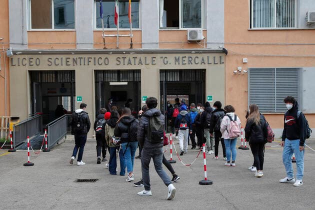 Naples, reopening of high schools after the closure caused by the spread of the COVID 19 coronavirus virus, students queuing for entry into the classroom.  Copyright: xSalvatorexLaportax xIPAx xKontrolabx
