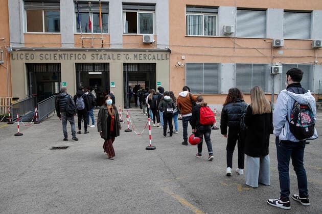 Naples, reopening of high schools after the closure caused by the spread of the COVID 19 coronavirus virus, students queuing for entry into the classroom.  Copyright: xSalvatorexLaportax xIPAx xKontrolabx