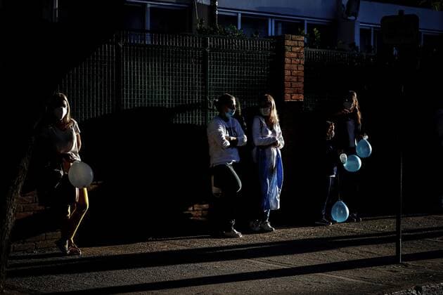 Several students mothers protest outside a school demanding the re-opening of the classrooms in Buenos Aires, Argentina, 19 April 2021. A court ruled against Argentinian Government s decision of closing classrooms for two weeks in Buenos Aires to deal with a new COVID-19 virus disease outbreak. A court rules that students go to schools despite Government s decision to deal with a coronavirus outbreak !ACHTUNG: NUR REDAKTIONELLE NUTZUNG!  Copyright: xJuanxIgnacioxRoncoronix GRAF7760 20210419-637544408408665930