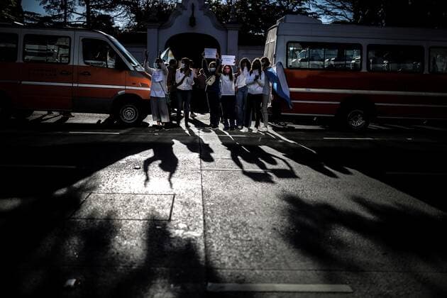 Several students and their parents protest outside a school demanding the re-opening of the classrooms in Buenos Aires, Argentina, 19 April 2021. A court ruled against Argentinian Government s decision of closing classrooms for two weeks in Buenos Aires to deal with a new COVID-19 virus disease outbreak. A court rules that students go to schools despite Government s decision to deal with a coronavirus outbreak !ACHTUNG: NUR REDAKTIONELLE NUTZUNG!  Copyright: xJuanxIgnacioxRoncoronix GRAF7763 20210419-637544409077035060