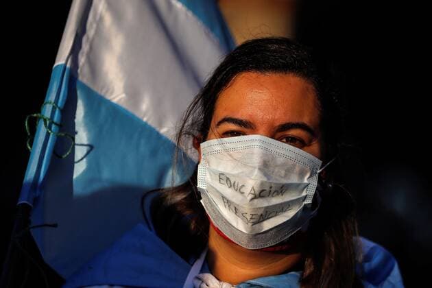 A student mother protests outside a school demanding the re-opening of the classrooms in Buenos Aires, Argentina, 19 April 2021. A court ruled against Argentinian Government s decision of closing classrooms for two weeks in Buenos Aires to deal with a new COVID-19 virus disease outbreak. A court rules that students go to schools despite Government s decision to deal with a coronavirus outbreak !ACHTUNG: NUR REDAKTIONELLE NUTZUNG!  Copyright: xJuanxIgnacioxRoncoronix GRAF7768 20210419-637544409180160063