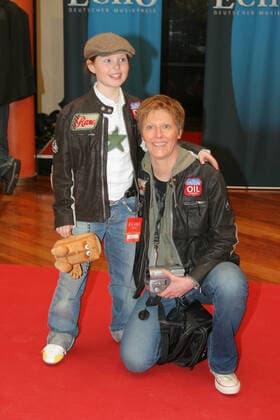 Echo Awards 12 03 2006 Singer Joy Gruttmann, child star, Aunt Iris at the Echo Awards ceremony, at Hotel Estrel, Sonnenallee 225, Berlin 12 03 2006