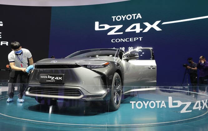 China, Internationale Automesse in Shanghai (210419) -- SHANGHAI, April 19, 2021 -- A Toyota bZ4X Concept, the first concept car of Toyota bZ series during its first world debut, is displayed at the 19th International Automobile Industry Exhibition (Auto Shanghai 2021) in Shanghai, east China, April 19, 2021. The 19th International Automobile Industry Exhibition (Auto Shanghai 2021) kicked off at the National Exhibition and Convention Center (Shanghai) Monday. Slated for April 19 to 28, Auto Shanghai 2021 is the first of the world s biggest auto shows to run normally amid the coronavirus pandemic this year. According to the organizer, 1,000 enterprises from all over the world have registered to participate in the auto show, which boasts a total exhibition area of 360,000 square m 