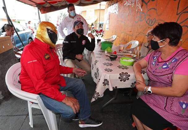 The wrestler Tinieblas, candidate for mayor of Venustiano Carranza district for the Progressive Social Networks (RSP) party, speaks with citizens during a campaign tour in Mexico City, Mexico, 14 April 2021 (issued 19 April 2021). Every day he walks the streets of Mexico City to campaign for the election, although he does not need to make himself known. Neighbors perfectly identify the mask of Mexican wrestler Tinieblas (Darkness), who at 81 will give his last fight in the ring at the polls. Win or lose, I m going to put this as a precedent for the end of Tinieblas the fighter said this Monday, sitting in a street taco stand in Venustiano Carranza, the district in western Mexico City that he aspires to govern. Tinieblas, the Mexican figh Copyright: xMarioxGuzmanx MEX9810 20210419-637544533895492559