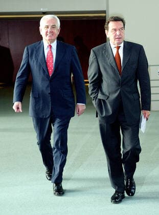 Schroeder und Hartz Bundeskanzler Gerhard Schröder und Peter Hartz, Personalvorstand VW, Personaldirektor, Vorstandsmitglied, Vorsitzender Hartz-Kommission, aufgenommen waehrend einer gemeinsamen Pressekonferenz, Berlin den 10.09.2002, (c) Uta Wagner Berlin Berlin Germany *** Schroeder and Hartz Federal Chancellor Gerhard Schröder and Peter Hartz, Member of the Board of Management of VW, Personnel Director, Member of the Board of Management, Chairman of the Hartz Commission, taken during a joint press conference, Berlin 10 09 2002, c Uta Wagner Berlin Berlin Germany