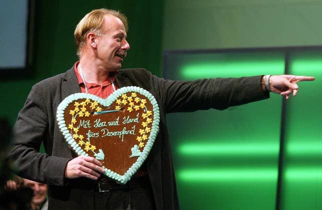Trittin Parteitag Herz Dosenpfand Bundesumweltminister Juergen Trittin, bekommt ein grosses Lebkuchenherzen geschenkt, aufgenommen auf einer ordentlichen Bundesdeligiertenkonferenz von BUENDNIS 90 DIE GRUENEN, Bremen den 18.10.2002, (c) Uta Wagner Bremen Germany *** Trittin party conference heart can deposit Federal Minister of the Environment Juergen Trittin, gets a big gingerbread heart as a present, taken at a regular federal delegates conference of BUENDNIS 90 DIE GRUENEN, Bremen the 18 10 2002, c Uta Wagner Bremen Germany