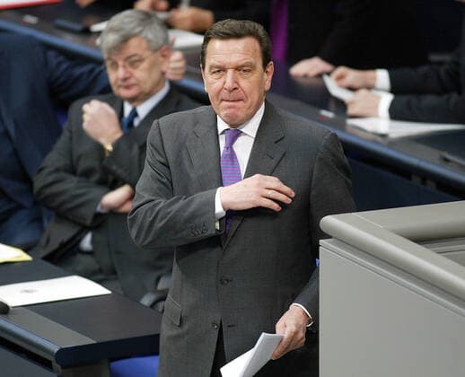 Fischer und Schroeder im Bundestag zum Irak-Konfikt Bundeskanzler Gerhard Schröder, Parteivorsitzender SPD, waehrend seiner Rede, im Hintergrund Bundesaussenminister Joschka Fischer, Bündnis 90 Die Grünen, im Rahmen einer Bundestagssitzung , DEUTSCHER BUNDESTAG, zum Irak-Konflikt Regierungserklaerung, Berlin den 13.02.2003, (c) Uta Wagner Berlin Berlin Germany *** Fischer and Schroeder in the Bundestag on the Iraq conflict Chancellor Gerhard Schroeder, party leader SPD, during his speech, in the background Foreign Minister Joschka Fischer, Bündnis 90 Die Grünen, during a Bundestag session, GERMAN FEDERATION, on the Iraq conflict Government statement, Berlin 13 02 2003, c Uta Wagner Berlin Berlin Germany