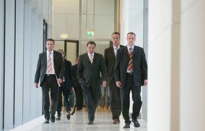 Bundeskanzler Gerhard Schröder stellt die Vertrauensfrage Bundeskanzler Gerhard Schröder vor einem Besuch bei der Fraktion von BUENDNIS 90 DIE GRUENEN auf einem Gang im Reichstag, Fraktionsebene, aufgenommen am Tag der Vertrauensfrage des Bundeskanzlers nach einer Sitzung der Gruenen-Fraktion am Freitag den 01.06.2005 im Deutscher Bundestag Berlin Berlin Germany *** Federal Chancellor Gerhard Schröder asks the question of confidence Federal Chancellor Gerhard Schröder before a visit to the parliamentary group of BUENDNIS 90 DIE GRUENEN on a corridor in the Reichstag, parliamentary group level, taken on the day of the question of confidence of the Federal Chancellor after a meeting of the Green parliamentary group on Friday 01 06 2005 in