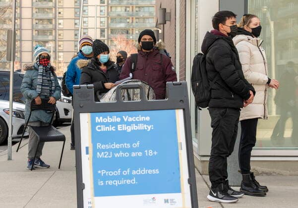 April 19, 2021, Toronto, on, Canada: Visitors line up at a mobile COVID-19 vaccine clinic at Parkway Forest Community Centre in Toronto on Monday, April 19, 2021. Toronto Canada  - ZUMAc35_ 20210419_zaf_c35_050 Copyright: xFrankxGunnx