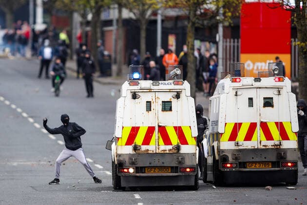 Bilder des Jahres 2021, News 04 April News Themen der Woche KW16 News Bilder des Tages Nordirland, Ausschreitungen in Belfast Loyalist protesters are seen hurling bricks at PSNI during further unrest on the Lanark Way in West Belfast on Monday, April 19, 2021. The cause of the unrest has been attributed to frustration over a decision not to prosecute members of Sinn Fein over alleged coronavirus regulation breaches at the funeral of republican Bobby Storey. Loyalists are also protesting over the Brexit Northern Ireland Protocol across various locations in the British province. (Photo Vudi Xhymshiti), Tensions in Belfast Belfast Larnak Way Northern Ireland United Kingdom  , Copyright: xVudixXhymshitix