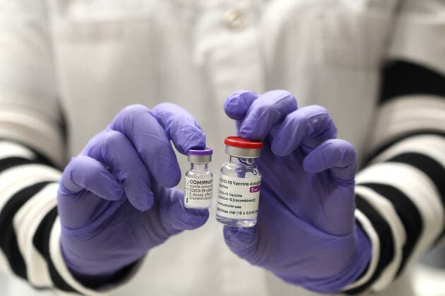 Elzach theme image Vaccine doses, Corona, Covid 19, Vaccine delivery at a pharmacy, Vaccine distribution to GPs and GP practices theme image Vaccine doses, Corona, Covid 19, Vaccine delivery at a pharmacy, Vaccine distributio Copyright: xFleigx xEibner-Pressefotox EP_dfg