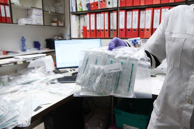 Elzach theme image Vaccine doses, Corona, Covid 19, Vaccine delivery at a pharmacy, Vaccine distribution to GPs and GP practices theme image Vaccine doses, Corona, Covid 19, Vaccine delivery at a pharmacy, Vaccine distributio Copyright: xFleigx xEibner-Pressefotox EP_dfg