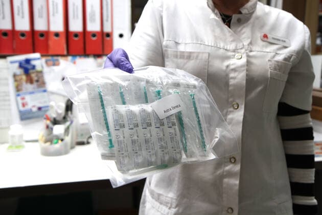 Elzach theme image Vaccine doses, Corona, Covid 19, Vaccine delivery at a pharmacy, Vaccine distribution to GPs and GP practices theme image Vaccine doses, Corona, Covid 19, Vaccine delivery at a pharmacy, Vaccine distributio Copyright: xFleigx xEibner-Pressefotox EP_dfg