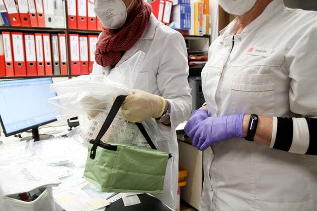 Elzach theme image Vaccine doses, Corona, Covid 19, Vaccine delivery at a pharmacy, Vaccine distribution to GPs and GP practices theme image Vaccine doses, Corona, Covid 19, Vaccine delivery at a pharmacy, Vaccine distributio Copyright: xFleigx xEibner-Pressefotox EP_dfg