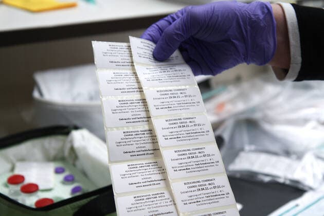 Elzach theme image Vaccine doses, Corona, Covid 19, Vaccine delivery at a pharmacy, Vaccine distribution to GPs and GP practices theme image Vaccine doses, Corona, Covid 19, Vaccine delivery at a pharmacy, Vaccine distributio Copyright: xFleigx xEibner-Pressefotox EP_dfg