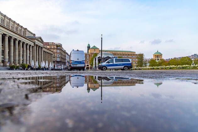 Curfew in Stuttgart Earlier than other federal states, Baden Württemberg pulls the emergency brake and implements the new Infection Protection Act already From 9 p.m., a curfew applies Schlossplatz in downtown Stuttgart with Königsbau 19 04 2021 Europe, Germany, Baden Württemberg, Stuttgart