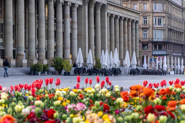 Curfew in Stuttgart Earlier than other federal states, Baden Württemberg pulls the emergency brake and implements the new Infection Protection Act already From 9 p.m., a curfew applies Schlossplatz in downtown Stuttgart with Königsbau 19 04 2021 Europe, Germany, Baden Württemberg, Stuttgart