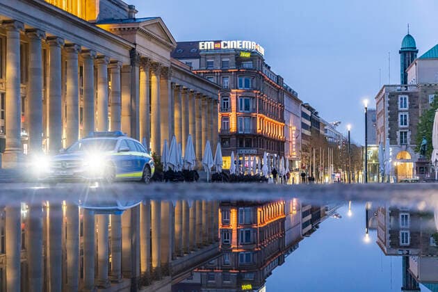 Curfew in Stuttgart Earlier than other federal states, Baden Württemberg pulls the emergency brake and implements the new Infection Protection Act already From 9 p.m., a curfew applies Schlossplatz in downtown Stuttgart with Königsbau 19 04 2021 Europe, Germany, Baden Württemberg, Stuttgart
