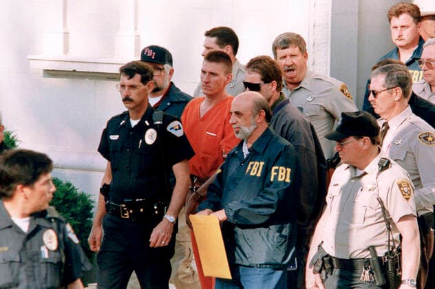 April 17, 2001, Oklahoma City, OK, United States: Alleged Oklahoma city bomber TIMOTHY MCVEIGH, 27, is led by law enforcement out of the Noble County Courthouse in Perry, Oklahoma on April 21, 1995 following his arrest in the bombing of the Murrah Federal Building two days earlier. McVeigh was put to death on June 11, 2001 after being convicted of the crime. Oklahoma City United States - ZUMAd150 20010417_znp_d150_008 Copyright: xBobxDaemmrichx