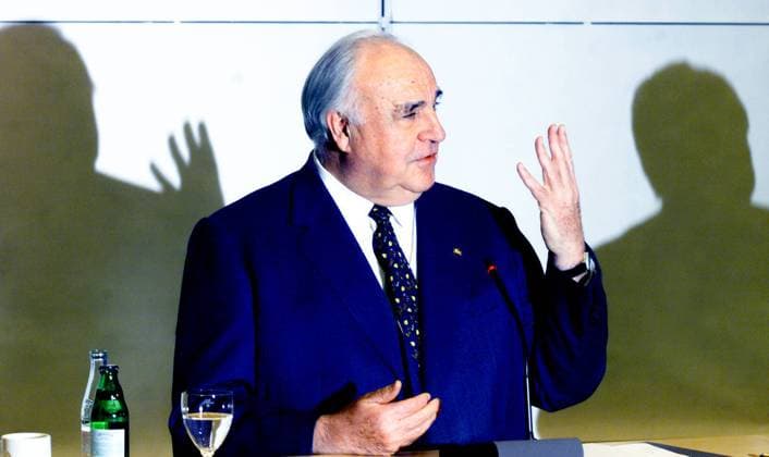 Helmut Kohl gibt die Höhe der Spendengelder bekannt Bundeskanzler a.D. Helmut Kohl am Donnerstag 09.03.2000 während einer Pressekonferenz in der Konrad-Adenauer-Stfitung Berlin in der er zugibt, dass es 4 Millionen schwarzer Spenden von unbekannten Spendern an die CDU gegeben hat. Berlin Germany *** Helmut Kohl announces the amount of donations German Chancellor a D Helmut Kohl on Thursday 09 03 2000 during a press conference in the Konrad Adenauer Stfitung Berlin in which he admits that there have been 4 million black donations from unknown donors to the CDU Berlin Germany