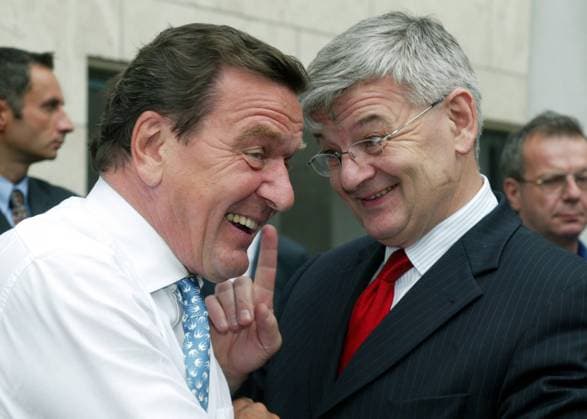 Schroeder und Fischer auf Sommerfest Bundeskanzler Gerhard Schröder, Parteivorsitzender SPD, zusammen mit Bundesaussenminister Joschka Fischer, Bündnis 90 Die Grünen, aufgenommen auf einem Sommerfest der SPD-Fraktion am Dienstag den 01.07.2003 in Berlin Berlin Germany *** Schroeder and Fischer at summer party Chancellor Gerhard Schröder, chairman of the SPD, together with Foreign Minister Joschka Fischer, Bündnis 90 Die Grünen, taken at a summer party of the SPD parliamentary group on Tuesday 01 07 2003 in Berlin Berlin Germany