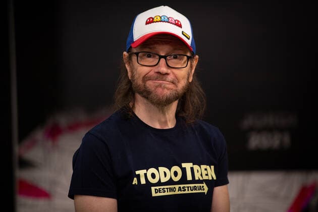 The filmmaker Santiago Segura, who has received the Film Industry Award, poses during the presentation of the winners of the RNE Sant Jordi Film Awards 2021, on April 19, 2021, in Barcelona, Catalonia (Spain). The Sant Jordi Cinematography Awards are one of the oldest cinematographic awards in Spain. They are awarded annually by Radio Nacional de Espana (RNE) through its delegation in Barcelona since 1957, and do not have an economic endowment. 19 APRIL 2021;BARCELONA;AWARDS;SANT JORDI;CINEMA;RNE David Zorrakino LagenciaEP 04 19 2021 Barcelona Barcelona Spain Copyright: xDavidxZorrakinox 3651517