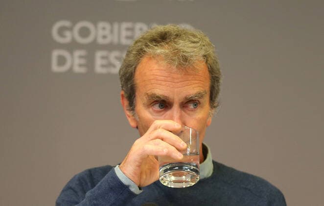 The director of the Center for Alerts and Health Emergencies (CCAES), Fernando Simon drinks water during a conference convened before the media, on April 19, 2021, at the Ministry of Health, Madrid, (Spain). During the conference, Fernando Simon has reported that the cumulative incidence continues to increase, 230.54 cases per 100,000 inhabitants in the last 14 days throughout the national territory. 19 APRIL 2021;PANDEMIC;CORONAVIRUS;EVOLUTION;COVID-19;CASES;INFECTED;HOSPITALIZED;STRAINS;VARIANTS Isabel Infantes LagenciaEP 04 19 2021 Madrid (Spain) Madrid (Spain) Spain Copyright: xIsabelxInfantesx 3651762