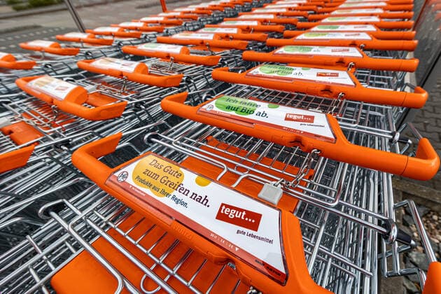 Editorial, Weiterstadt on 18 April 2021 Shopping trolleys from the tegut retail chain Editorial, Weiterstadt on 18 April 2021 Shopping trolleys from the tegut retail chain Copyright: xBEAUTIFULxSPORTS KJPetersx
