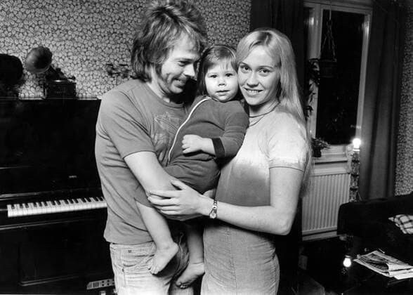 Bjorn Ulvaeus and Agnetha Faltskog at home with their daughter Linda in Stockholm, Sweden, on December 07, 1974. Stockholm SWEDEN x14x *** Bjorn Ulvaeus and Agnetha Faltskog at home with their daughter Linda in Stockholm, Sweden, on December 07, 1974 Stockholm SWEDEN x14x,  Copyright: xJacobxForsell Expressen TTx BJORN, LINDA, AGNETHA 1974