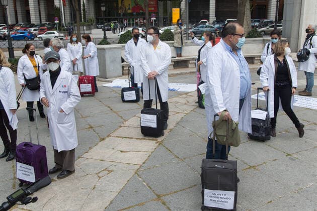 Spain: Protest by Primary Care physicians in Madrid Primary care doctors summoned by the AMYTS (Asociación de Médicos y Titulados Superiores) health union, have protested against the Exodus of doctors with a performance. Madrid Madrid Spain Copyright: FerxCapdeponxArroyo