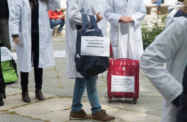 Spain: Protest by Primary Care physicians in Madrid Primary care doctors summoned by the AMYTS (Asociación de Médicos y Titulados Superiores) health union, have protested against the Exodus of doctors with a performance. Madrid Madrid Spain Copyright: FerxCapdeponxArroyo