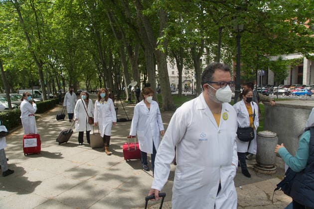 Spain: Protest by Primary Care physicians in Madrid Primary care doctors summoned by the AMYTS (Asociación de Médicos y Titulados Superiores) health union, have protested against the Exodus of doctors with a performance. Madrid Madrid Spain Copyright: FerxCapdeponxArroyo