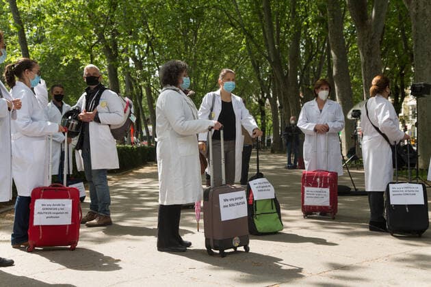 Spain: Protest by Primary Care physicians in Madrid Primary care doctors summoned by the AMYTS (Asociación de Médicos y Titulados Superiores) health union, have protested against the Exodus of doctors with a performance. Madrid Madrid Spain Copyright: FerxCapdeponxArroyo