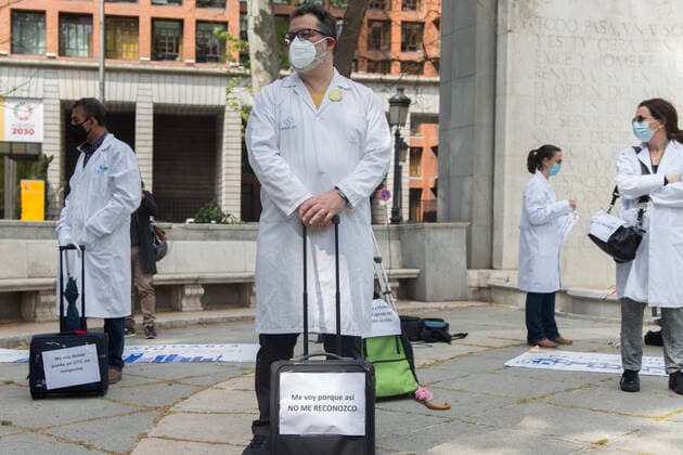 Spain: Protest by Primary Care physicians in Madrid Primary care doctors summoned by the AMYTS (Asociación de Médicos y Titulados Superiores) health union, have protested against the Exodus of doctors with a performance. Madrid Madrid Spain Copyright: FerxCapdeponxArroyo
