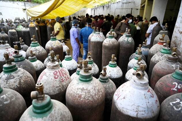 COVID-19 outbreak in India Family members of COVID19 patient in queue to take oxygen cylinder filled with medicated oxygen at a plant as corona virus cases surge across Prayagraj. Allahabad Uttar Pradesh India Copyright: PrabhatxKumarxVerma
