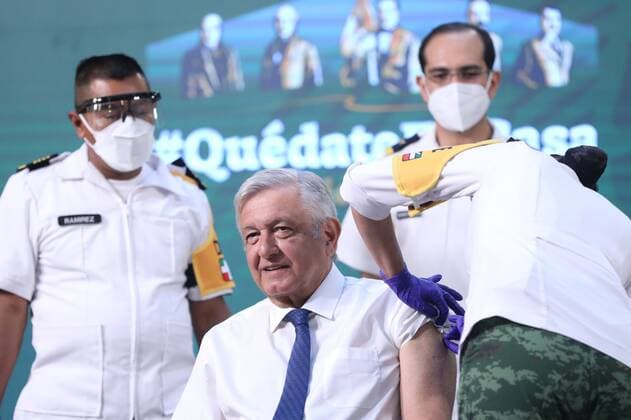 The President of Mexico, Andres Manuel Lopez Obrador, receives the first dose of the covid-19 vaccine during his morning press conference at the National Palace, in Mexico City, Mexico, 20 April 2021. Lopez Obrador, who fell ill with covid-19 in January, received the first dose of the AstraZeneca vaccine on Tuesday during his morning press conference at the National Palace. The President of Mexico is vaccinated with AstraZeneca during a press conference !ACHTUNG: NUR REDAKTIONELLE NUTZUNG!  Copyright: xSáshenkaxGutiérrezx MEX9940 20210420-637545360982921071