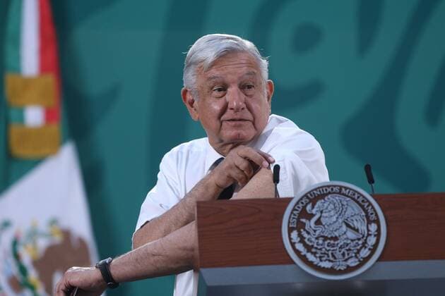 The President of Mexico, Andres Manuel Lopez Obrador, shows his arm after receiving the first dose of the covid-19 vaccine during his morning press conference at the National Palace, in Mexico City, Mexico, 20 April 2021. Lopez Obrador, who fell ill with covid-19 in January, received the first dose of the AstraZeneca vaccine on Tuesday during his morning press conference at the National Palace. The President of Mexico is vaccinated with AstraZeneca during a press conference !ACHTUNG: NUR REDAKTIONELLE NUTZUNG!  Copyright: xSáshenkaxGutiérrezx MEX9938 20210420-637545361617531943