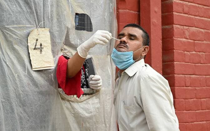 April 20, 2021, Allahabad, Uttar Pradesh, India: Health workers take COVID-19 swab samples at a sample collection centre in Prayagraj. Allahabad India - ZUMAv115 20210420_zap_v115_002 Copyright: xPrabhatxKumarxVermax