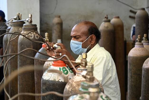April 20, 2021, Allahabad, Uttar Pradesh, India: Prayagraj: Family members of COVID 19 patient in queue to take cylinder filled with medicated oxygen at a plant as Corona virus cases surge across the country, in Prayagraj on Tuesday, April 20, 2021. Allahabad India - ZUMAv115 20210420_zap_v115_010 Copyright: xPrabhatxKumarxVermax
