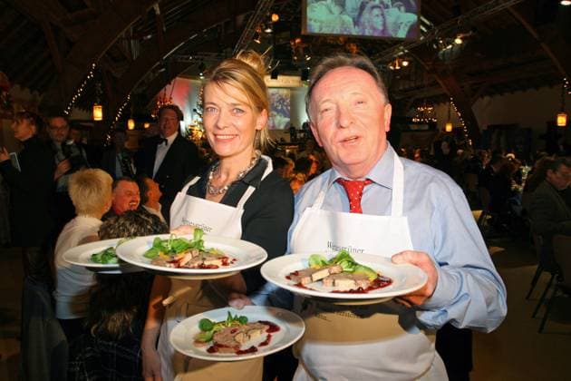 Tabaluga Charity Dinner 04.12.2004 Schauspielerin Barbara Rudnik + Peter Sodann bei der Wernesgruener-Tabaluga-Charity-Gala, Promis kellnern fuer Kinder in Not, im Gutshof der Wenesgruener Brauerei, Bergstrasse 2, 08237 Steinberg, Wernesgruen - 04.12.2004 - *** Tabaluga Charity Dinner 04 12 2004 Actress Barbara Rudnik Peter Sodann at the Wernesgruener Tabaluga Charity Gala, celebrities waitress for children in need, in the manor of the Wenesgruener brewery, Bergstrasse 2, 08237 Steinberg, Wernesgruen 04 12 2004