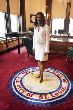 Bilder des Jahres 2021, News 04 April News Themen der Woche KW16 News Bilder des Tages Tishaura O. Jones poses for a photo in her office after taking the official oath of office to become the first black woman to hold the office of Mayor of St. Louis in St. Louis on Tuesday, April 20, 2021. Jones was previously the Treasurer of St. Louis since 2013.  SLP2021042005 BILLxGREENBLATT