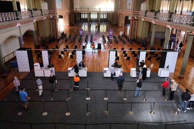 News Bilder des Tages COVID19 VACCINATION ROLLOUT MELBOURNE, People attend the mass vaccination hub at the Royal Exhibition Building in Melbourne, Wednesday, April 21, 2021. Those over 70 can show up at three Victorian mass COVID-19 vaccination hubs without an appointment from Wednesday. ( NO ARCHIVING, EDITORIAL USE ONLY, NO USE IN BOOKS WITHOUT CONSENT MELBOURNE VIC AUSTRALIA  Copyright: xLUISxASCUIx 20210421001536408346