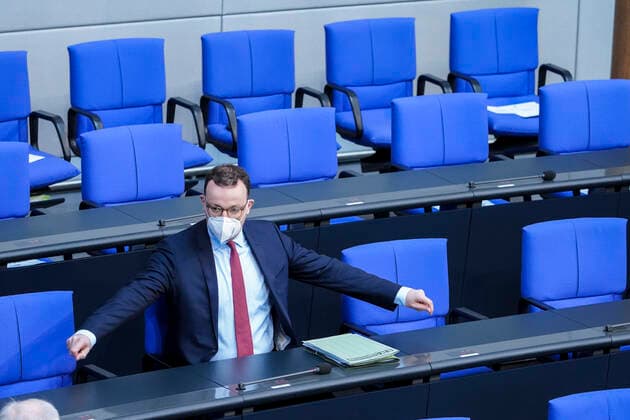 223 Bundestag session and debate in Berlin Current, 21 04 2021, Berlin, Jens Spahn the Federal Minister for Health alone on the government bench with outstretched arms on the government bench during the debate on the topic of population protection law at the 223 session of the German Bundestag in Berlin Berlin Germany