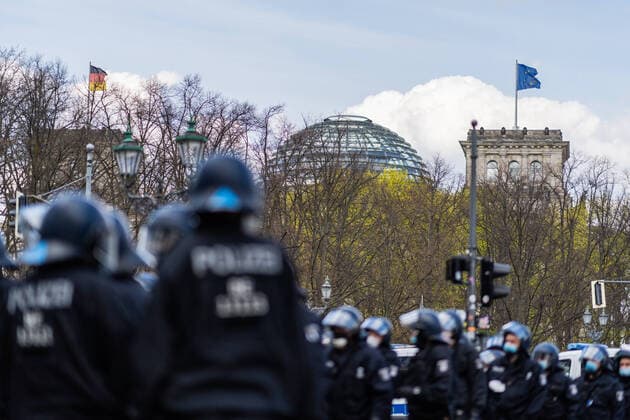 21 04 2021, Berlin, Germany, GER Demonstration against the Corona legislation in Berlin Police officers in protective uniforms near the German Bundestag