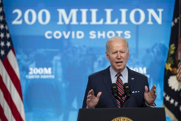 Bilder des Jahres 2021, News 04 April News Themen der Woche KW16 News Bilder des Tages U.S. President Joe Biden speaks in the Eisenhower Executive Office Building in Washington, D.C., U.S., on Wednesday, April 21, 2021. Biden announced that the U.S. will achieve its goal on Thursday of giving 200 million vaccine shots in his first 100 days in office, while pivoting to a new phase of the campaign by urging businesses to make vaccination as accessible as possible. Pool  WAX20210421381 SarahxSilbiger